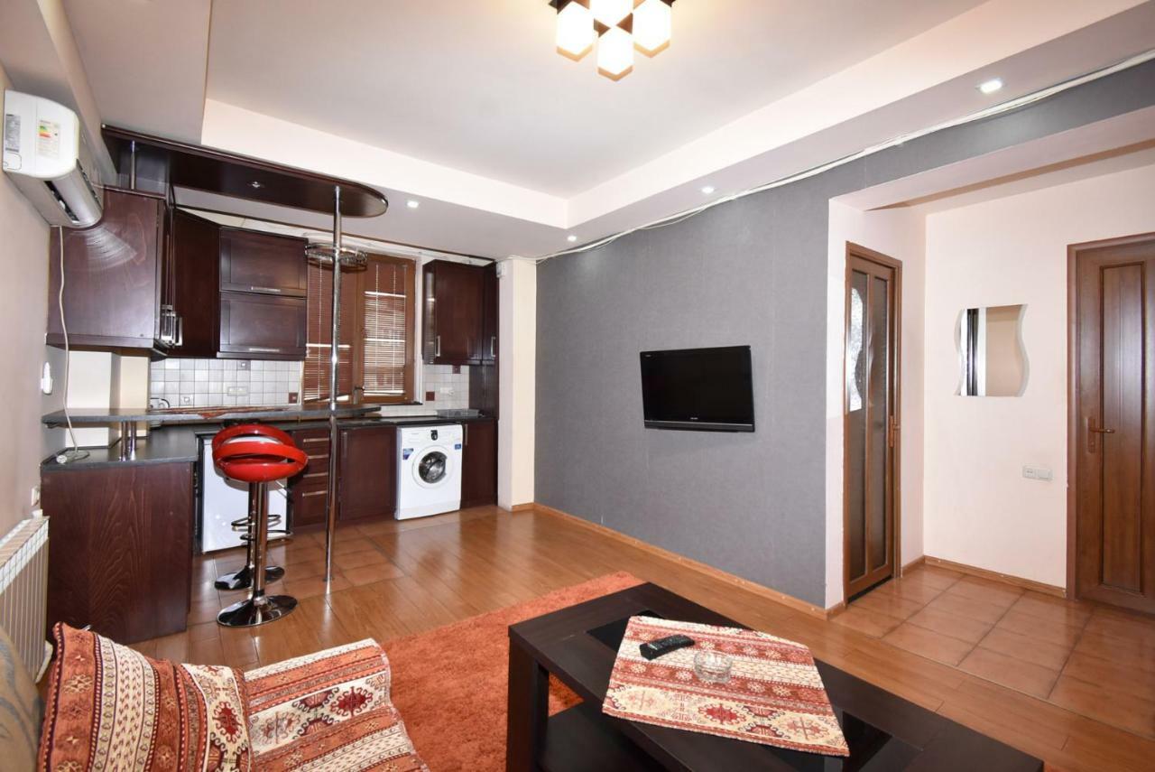 Apartments In Center Of Yerevan,Koghbatsi 1A Street Extérieur photo